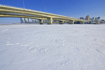 冬季的公路双桥