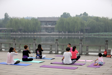 大明湖练瑜伽