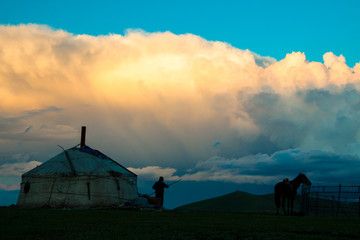 傍晚蒙古包牧场