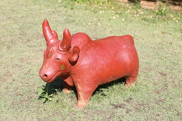 清曼寺的红牛雕雕像