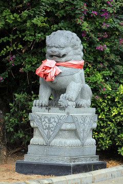 系红丝带的石狮雕塑