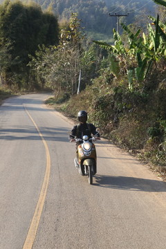 山区骑摩托车