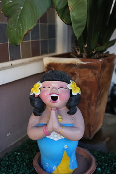 泰国迎迎宾女孩孩雕塑