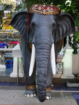 芭提雅街头大象雕像