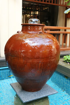 褐色流流水陶瓶