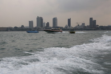 摩托艇浪花和城市背景