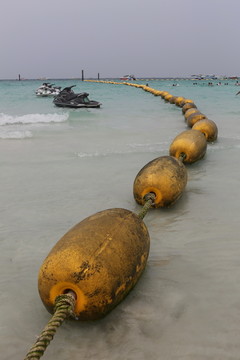 从海滩滩延伸到远方的浮漂