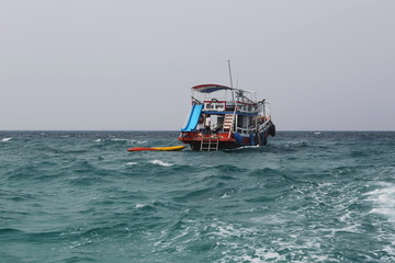 海面上停靠的渔船