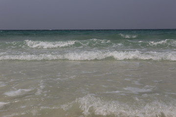 海浪冲向海岸