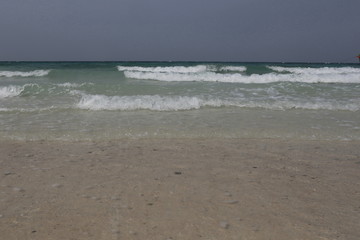 清澈海浪冲海滩