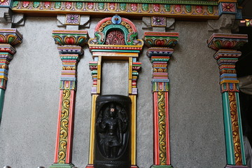 泰国彩釉佛柱雕刻
