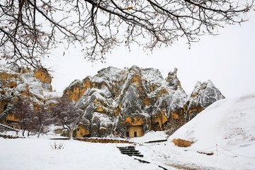 雪中岩洞屋