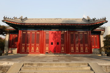 大钟寺寺红红色色木木门门的的寺