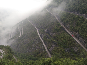 农村悬崖道路