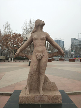 女雕塑