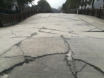 被地震破坏的路面