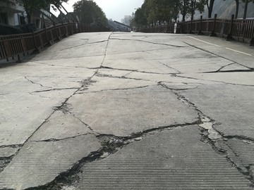 地震破坏的路面