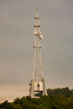山顶微波发射塔