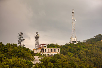 山顶微波发射塔