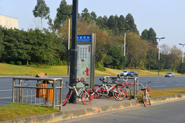 公交站台 共享单车