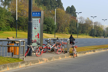 公交站台 共享单车