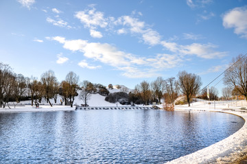 冬天公园湖泊雪景