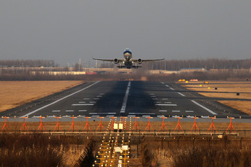 飞机 机场跑道 起飞