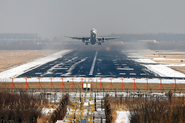 飞机起飞 机场跑道 雪地