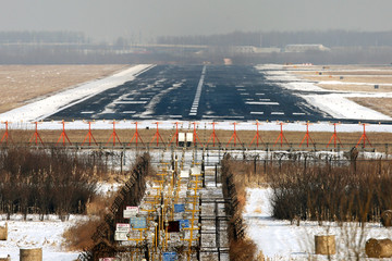雪后的机场跑道