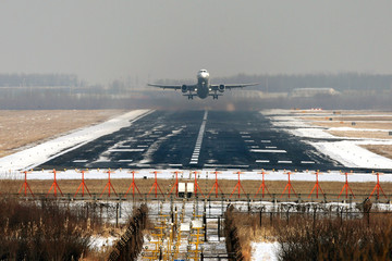 飞机 机场跑道 雪地 起飞