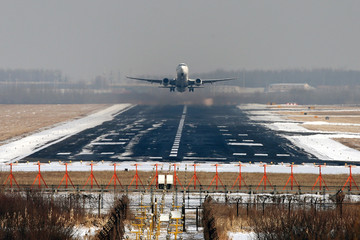 飞机 机场跑道 雪地 起飞