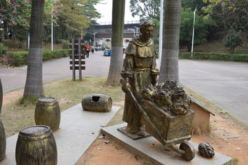 酿酒铜雕