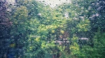 玻璃上的雨滴