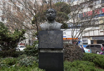 黄兴塑像