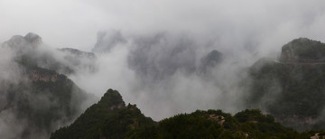 云雾中的太行山