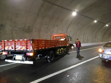 高速公路隧道 车祸现场