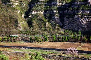 绿皮车 列车穿行太行山