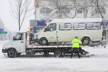 雪天汽车救援