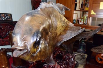 金丝楠木鱼雕刻