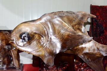 金丝楠木鱼雕刻
