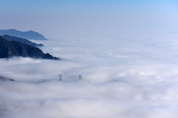 山谷云海 电力铁塔