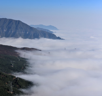 山谷云海 电力铁塔