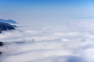 山谷云海 电力铁塔