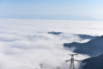 山谷云海 电力铁塔