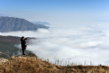 山谷云海 观景人