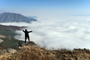 山脉云海 拥抱大地