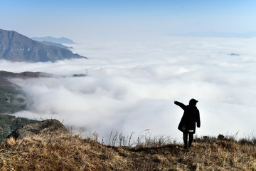山谷云海 观景人