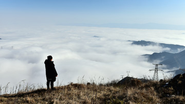 山谷云海 观景人
