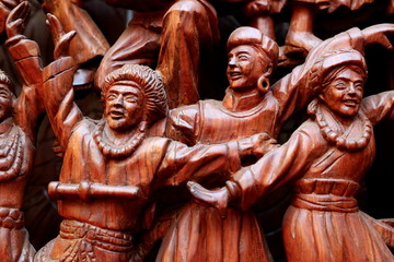 民族团结欢歌跳舞的红木雕刻