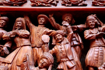 木刻民族团结载歌载舞的人像雕刻